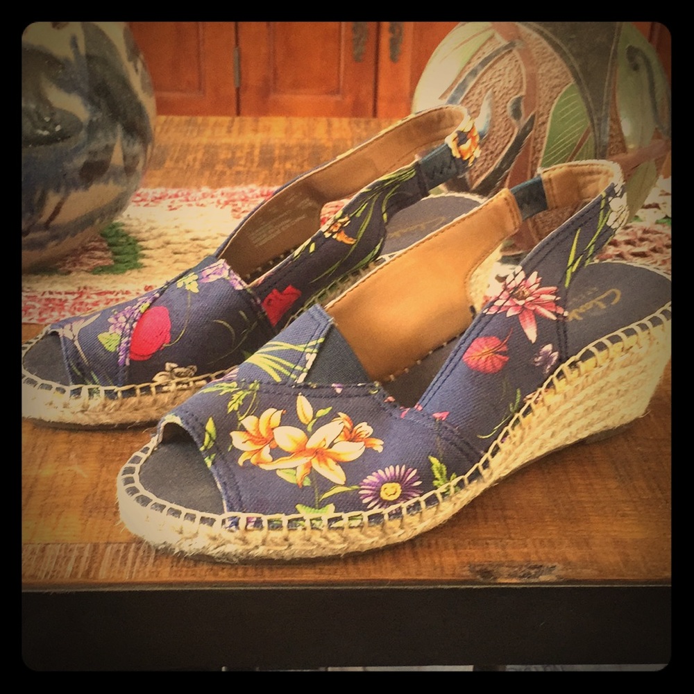 Clark’s artisan women’s shoes size 6, never worn !